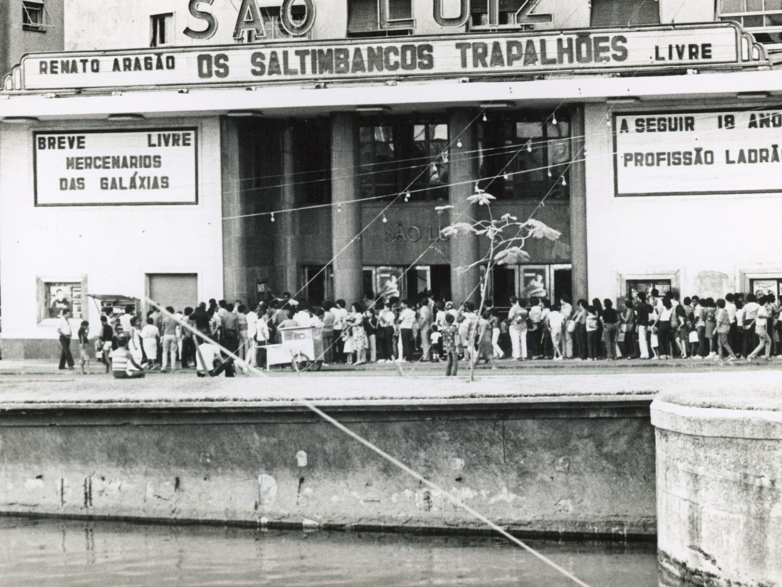 Cena de "Retratos Fantasmas" mostra a fachada do Cinema São Luiz na década de 1980.