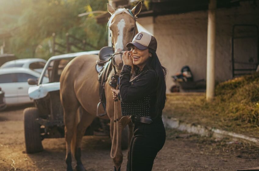  Vitória Freitas enaltece a presença feminina no forró de vaquejada ao lançar “Tu Quer Me Esquecer”