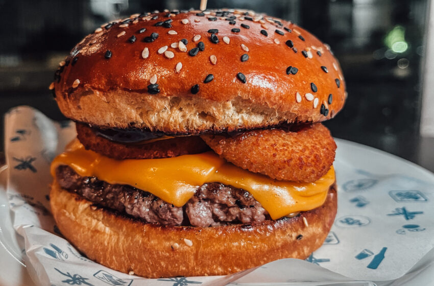  San Botequim lança cardápio exclusivo de burgers na Zona Sul