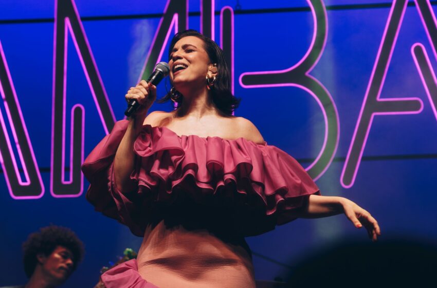  Roberta Sá apresenta “Sambasá – Ao Vivo” no Teatro Guararapes