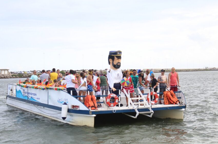  Recife tem bloco de Carnaval até nas águas do rio Capibaribe