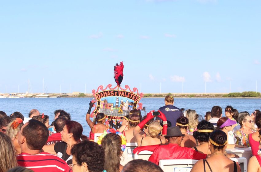  Carnaval flutuante: Catamaran Tours promove “bloco de rua” sobre as águas do Capibaribe