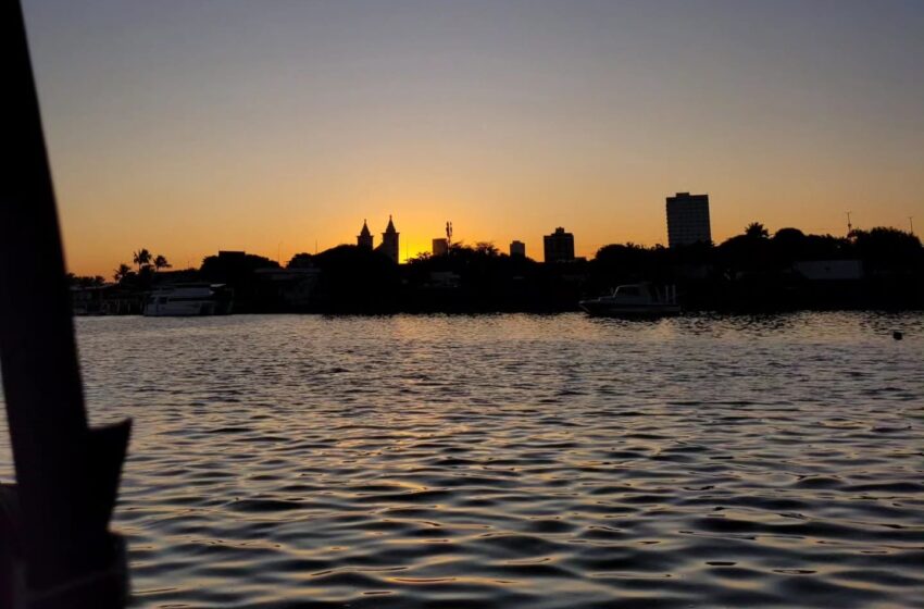  Pôr do sol no Rio Timbó ganha passeio especial de catamarã